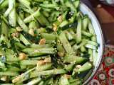 Artículos: Imposible comer solo un poco: esta ensalada de pepino fresca y con un punto picante se ha convertido en nuestra obsesión del momento