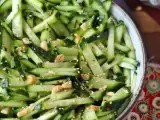 Artículos: Imposible comer solo un poco: esta ensalada de pepino fresca y con un punto picante se ha convertido en nuestra obsesión del momento