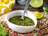 Artículos: Chimichurri, la salsa argentina que pide sitio en tus barbacoas: qué lleva y tres consejos para que salga bien