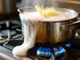 Artículos: ¿Por qué el agua de la pasta se llena de espuma y termina desbordándose?