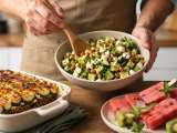 Artículos: Menú diario, 9 de julio: ensalada fresca, moussaka deliciosa y polos de fruta