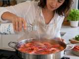 Un ingrediente poco conocido del supermercado que transforma arroces, mariscos y pescados al instante