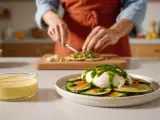 Artículos: Menú del día 17 de julio: pipirrana de Jaén, tarta de calabacín y burrata, y flan brasileño ultracremoso