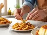 Artículos: Menú diario, 24 de julio: chips de calabacín en tempura, calamares a la mediterránea y flan de huevo casero