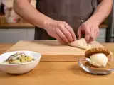 Artículos: Menú diario, 26 de julio: ensaladilla de sardinas, empanadas de fiambre y queso, y sándwich de helado casero