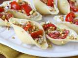 Artículos: La pasta fría más vistosa del verano: conchiglioni rellenos de stracciatella, tomate y pistachos