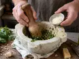 Artículos: No tires la corteza del parmesano: conviértela en un pesto lleno de sabor en pocos minutos