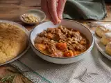 Artículos: Menú diario, 26 de septiembre: focaccia de romero, estofado mafé y petisú relleno