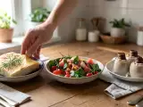 Artículos: Menú vegetariano, 7 de septiembre: Focaccia italiana, ensalada con sandía, tomate y nectarina y vasitos kinder bueno