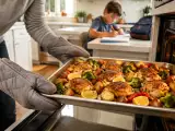 Artículos: Una bandeja, un horno y la cena resuelta: 12 recetas para cocinar entre semana sin llenar la cocina de cacharros