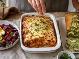Artículos: Menú diario, 4 de octubre: ensalada de remolacha, lasaña boloñesa y pastel de té matcha
