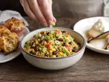 Artículos: Menú diario, 6 de octubre: pizza muffins con mozzarella, ensalada proteica de quinoa y peras a la vainilla
