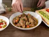 Artículos: Menú diario, 17 de octubre: ensalada de judías blancas, conejo con castañas y tarta de kiwi, plátano y fresas