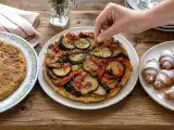 Artículos: Menú diario, 24 de octubre: tortilla de champiñones, tarta tatin de verduras y croissants de leche condensada