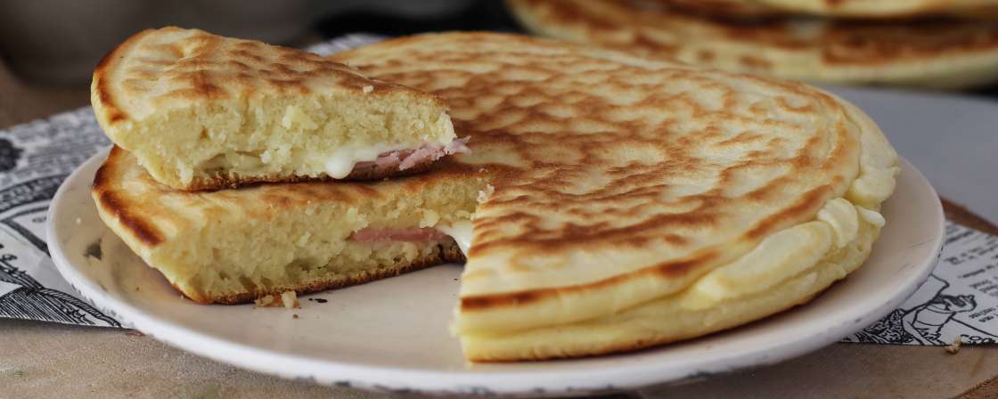 Tortitas americanas súper esponjosas rellenas de jamón y queso ¡Tan sabrosas que querrás repetir!