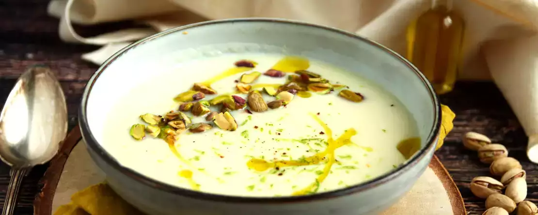 Cómo hacer una sedosa crema de coliflor y pistacho. Receta reconfortante, fácil y nutritiva