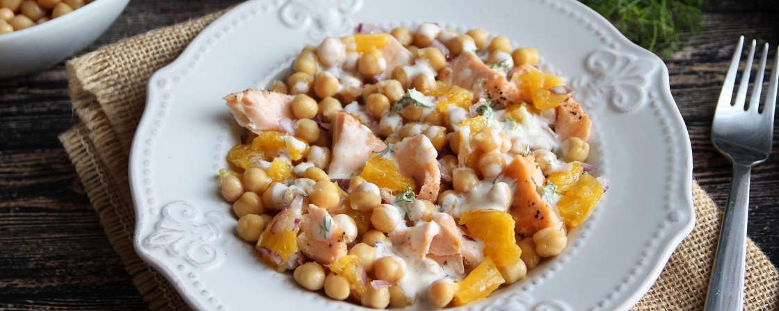Fácil y rápida, déjate tentar por esta ensalada de garbanzos, salmón y naranja