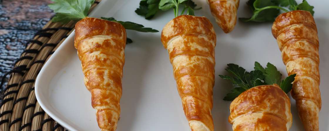 Conos de hojaldre con forma de zanahoria, el aperitivo perfecto para Pascua