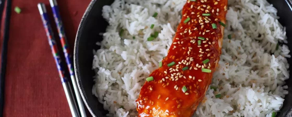 Salmón a la coreana con salsa gochujang, listo en 8 minutos