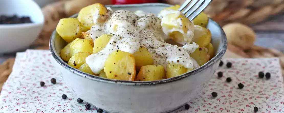 Cacio e pepe, la salsa italiana que ya no se conforma con la pasta ¡Tienes que probarla con patatas!