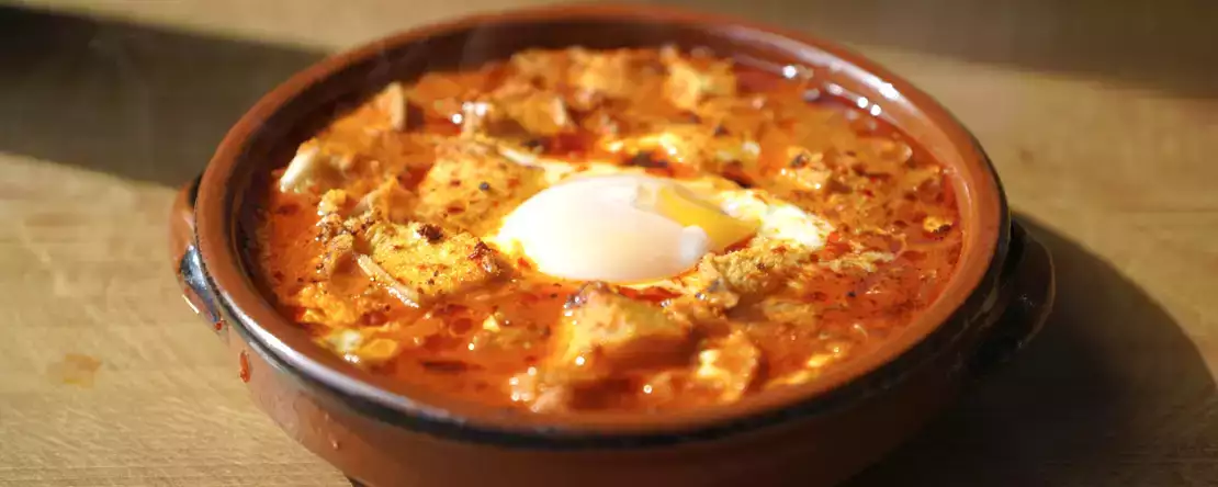 Sopa de ajo, el arte de hacer mucho con casi nada”