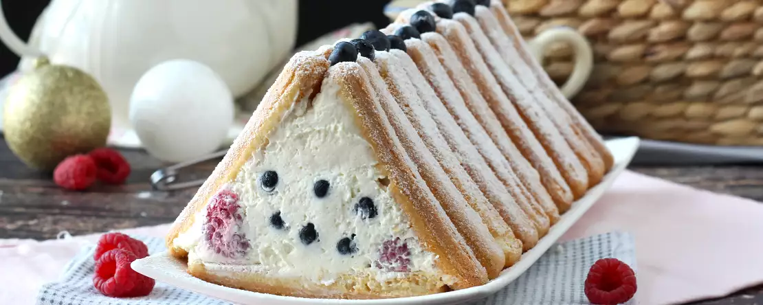 Haz este tronco navideño de crema y frutos rojos sin mole ¡y sin horno!