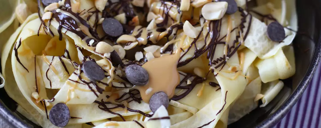 Tagliatelle de crepes con chocolate y crema de cacahuete ¡el trampantojo más dulce!