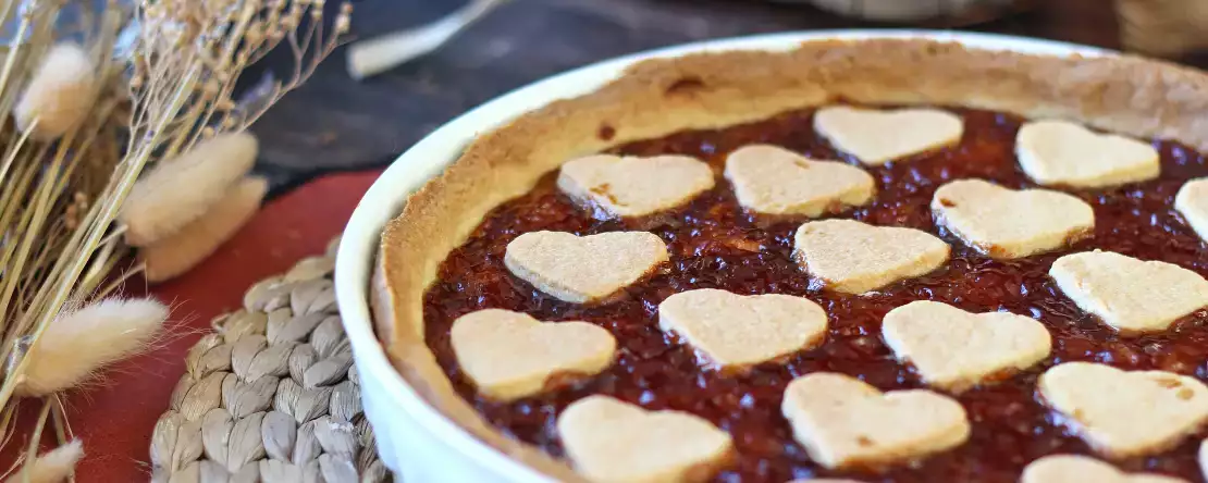 Crostata italiana de mermelada de fresa: un postre romántico (y muy fácil) para San Valentín