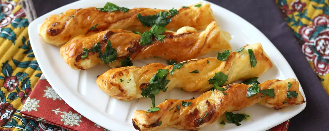 Hojaldres trenzados de queso y ajo: capricho instantáneo