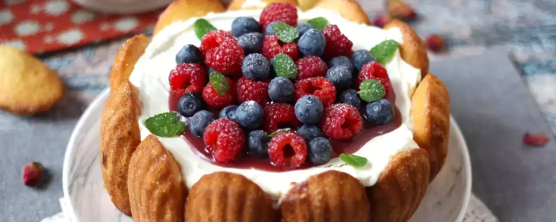 Charlota de frutos rojos con crema de vainilla y madeleines: una maravilla que puedes hacer fácilmente