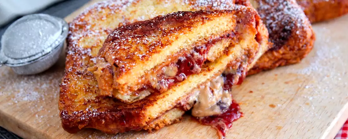 Tostadas francesas con crema de cacahuete y mermelada