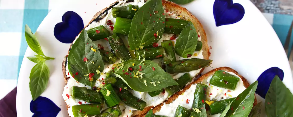 Tosta de espárragos, ricotta, limón y albahaca ¡La tosta más primaveral y apetecible de todas!
