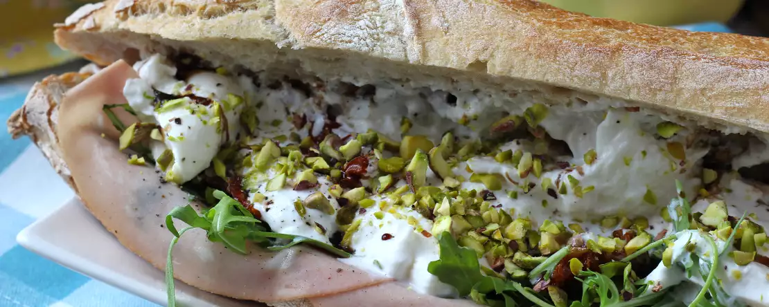 Un bocadillo con acento italiano: Pesto, burrata y mortadela