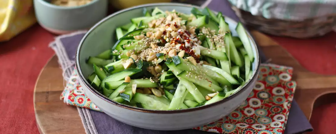 Pepino, picante y cacahuetes para una ensalada rápida con sabor asiático