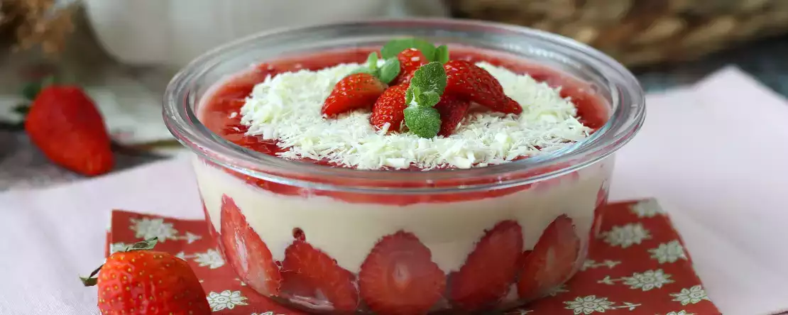 El postre brasileño de fresas, capas cremosas y bizcochos, que se sirve bien frío