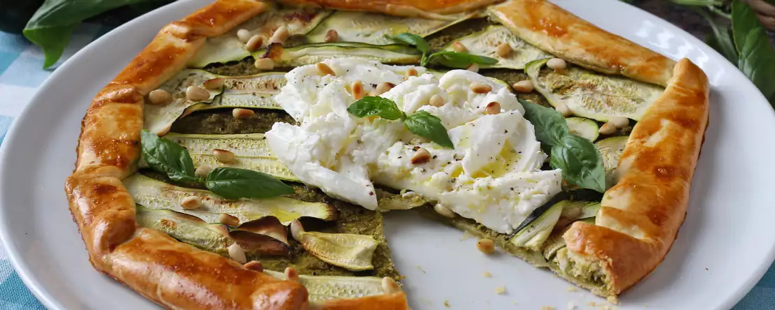 Calabacín, pesto y burrata: la tarta salada que sabe a verano