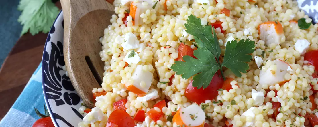 Disfruta de la ensalada de cuscús perla con surimi que querrás repetir todo el verano