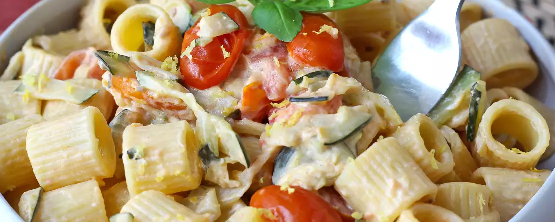 Pasta cremosa con calabacín, cherry y limón: el plato que convierte cuatro ingredientes en un gran plan
