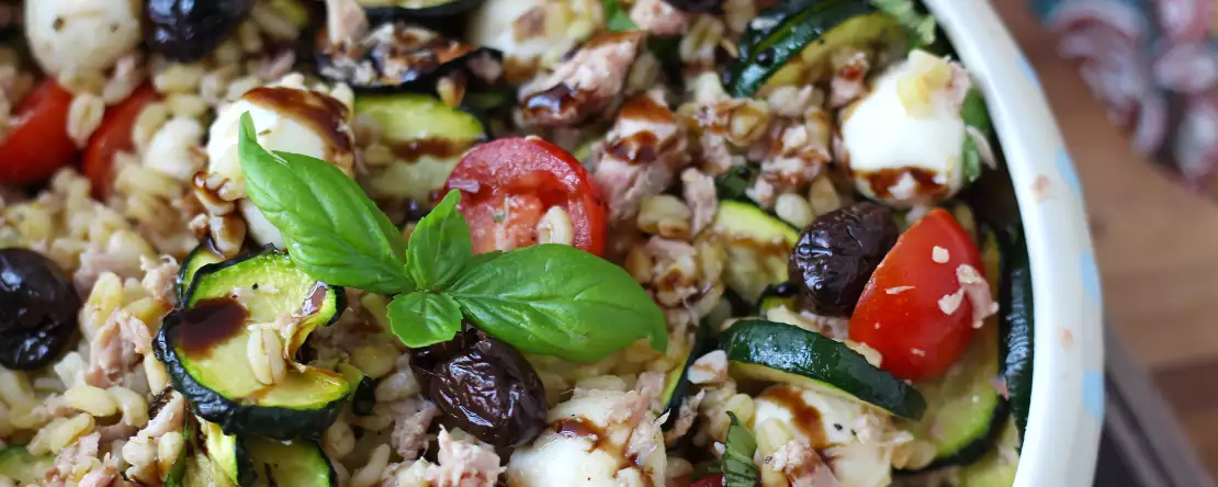 Ensalada de trigo con atún y mozzarella: fresca y muy mediterránea