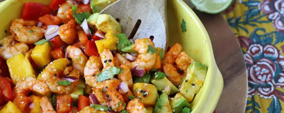 Ensalada de gambas y mango: fresca, colorida y llena de sabor
