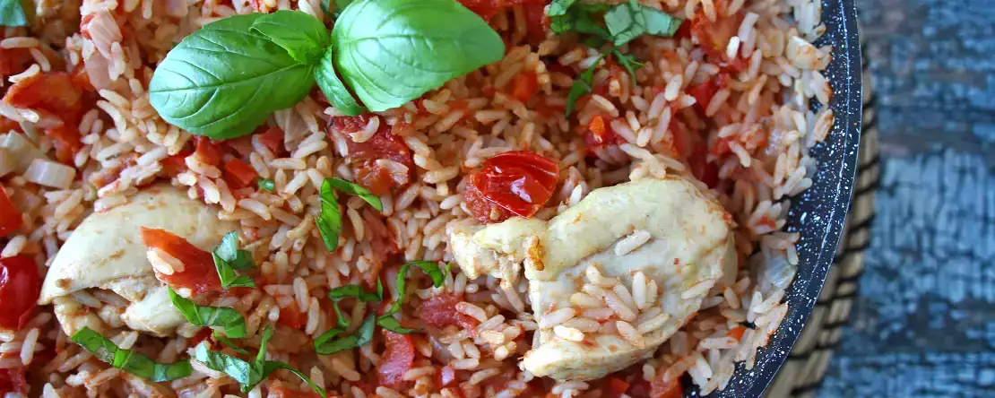 Un arroz con pollo de los de toda la vida, pero preparado cómodamente en una sola sartén