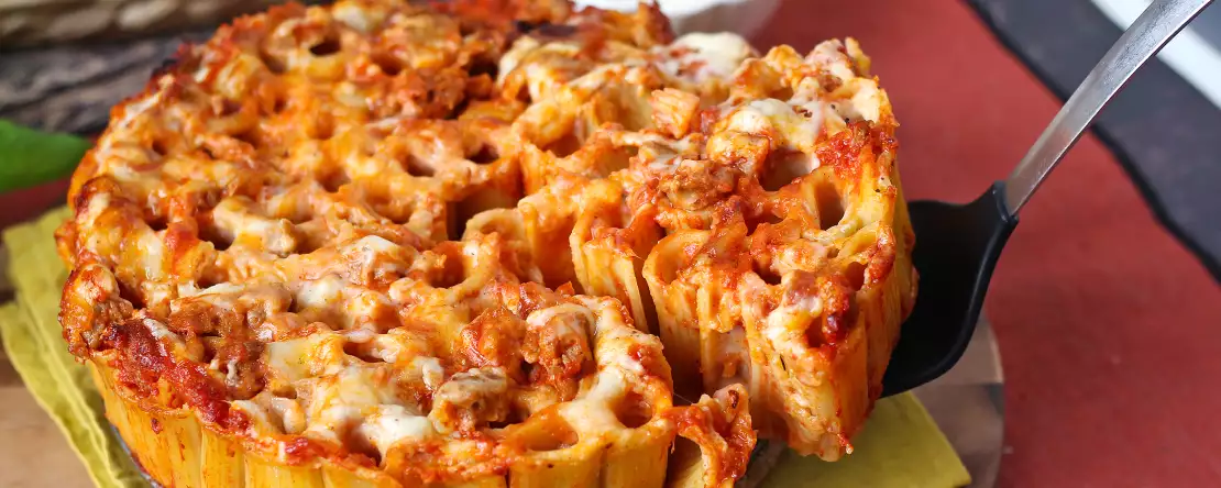 Si vas a hacer pasta al horno, que sea así: un timbal de rigatoni para lucirse en la mesa