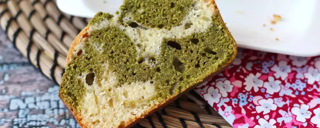 Matcha y vainilla se mezclan en este precioso bizcocho marmolado