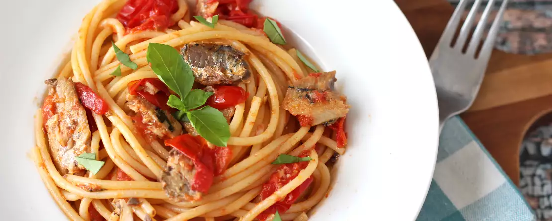 ¿Una pasta sabrosa en 15 minutos? Prueba estos espaguetis con sardinas y tomate