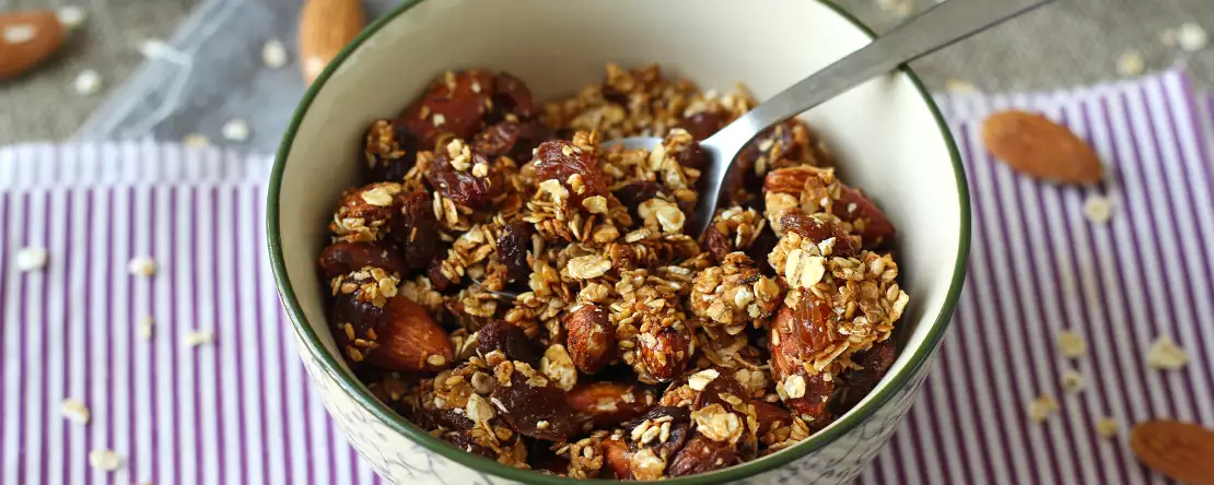 Avena, frutos secos y miel: así de fácil es preparar un muesli casero a tu gusto