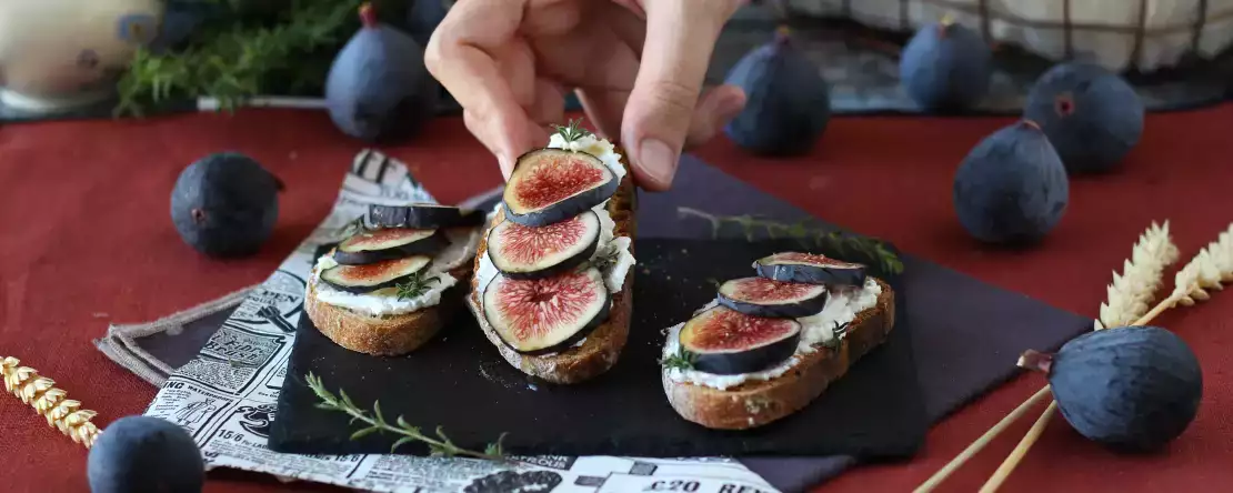 Higos, queso de cabra y miel sobre una tostada: pocas combinaciones funcionan tan bien