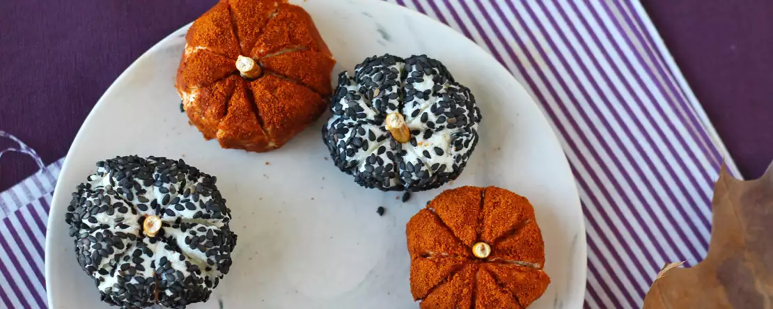 Queso para untar en forma de calabaza ¡un aperitivo perfecto para Halloween!