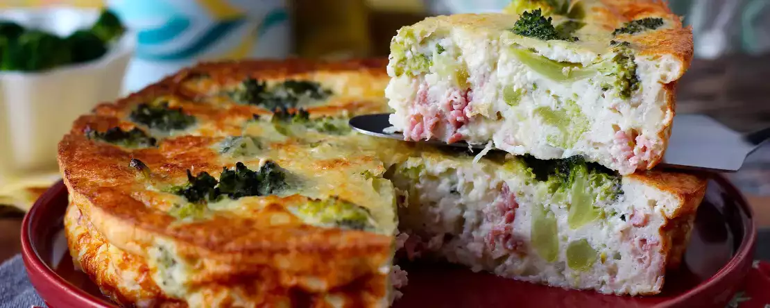 Quiche sin masa de brócoli, panceta y cottage: todo el relleno, sin la base