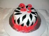 Receta Bizcocho zebra en pasta laminada de gelatina y decoraciones en pasta de goma.