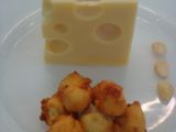 Receta Dados de salmón con soja y buñuelos de almendra y queso emmental